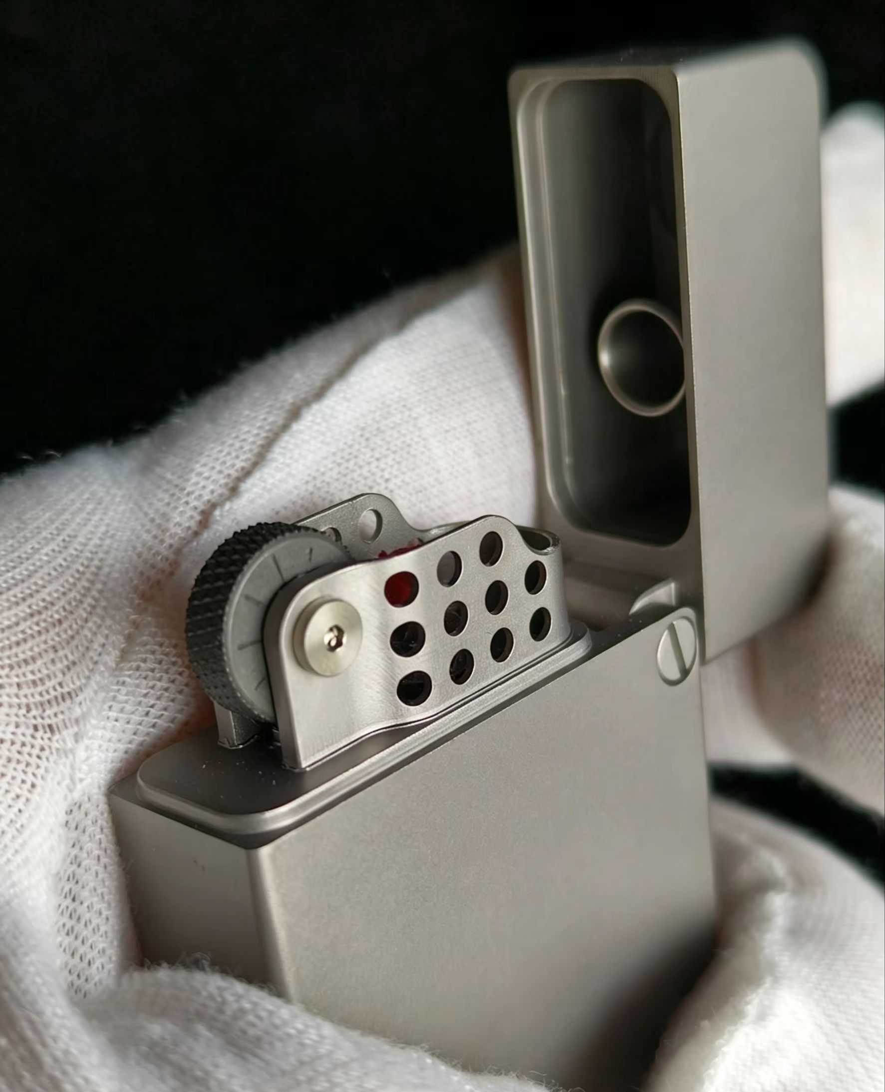 Titanium Alloy Trench Lighter  - مراجعة Fire Starting Kit وسعره